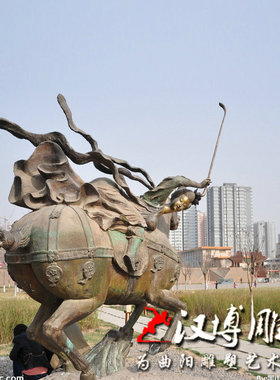 唐朝传统文化骑马情景人物雕塑