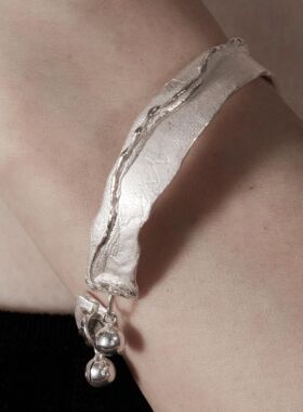 東黑三白/ 长水滴-小溪水 s930纯银原创设计步摇铃铛烧白简约手镯