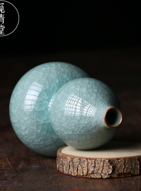 龙泉青瓷大师叶小春把玩小号作品