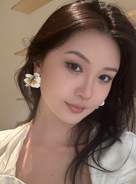 杨采钰同款立体白色花瓣夸张耳环