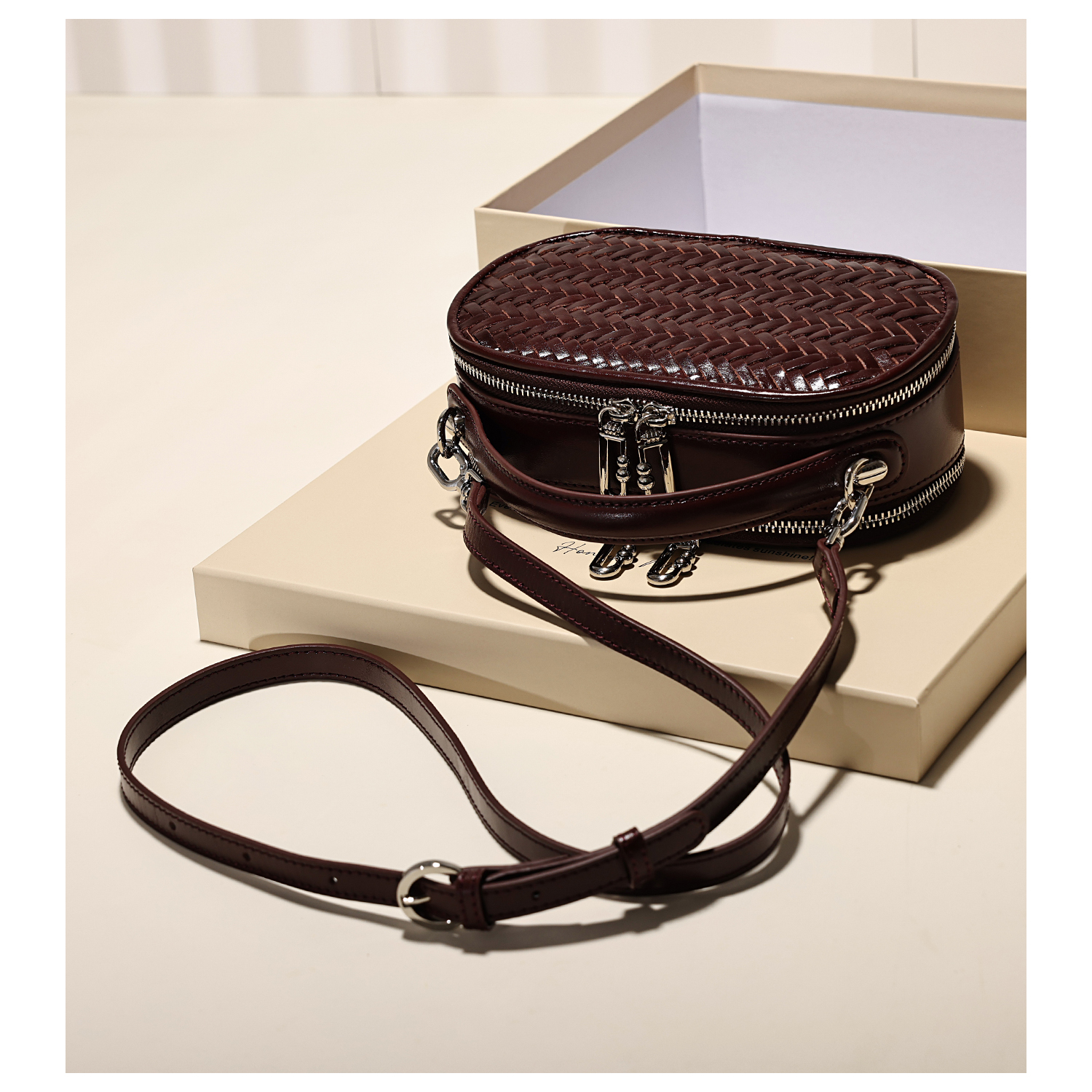 GXFMOD小众设计头层牛皮编织小方包女2025新款高级质感通勤斜挎包 - 图2