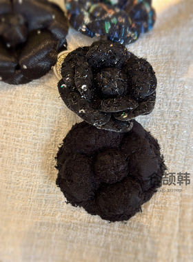 低调老钱风黑色系山茶花胸针