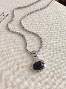 欧美金属风配饰黑色椭圆树脂吊坠短款项链休闲小众拍照搭配饰品女