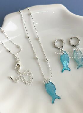 度假风蓝色炫彩小鱼耳扣夏日海边氛围甜美可爱小众设计清冷感配饰