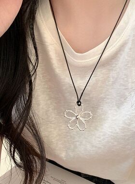 新款度假风拍照配饰银色镂空花朵抽拉黑色蜡绳长款项链毛衣链饰品