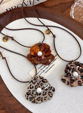 复古美拉德咖色豹纹花朵吊坠项链女款2026新款秋冬毛衣链气质配饰