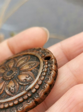 13811  藏传老嘎嘎拉法莲圆牌吊坠