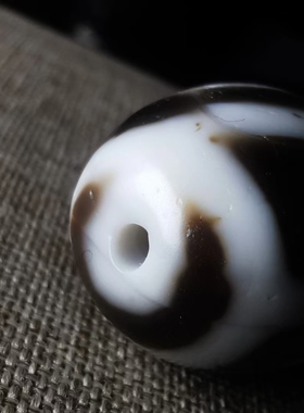 13651   藏传老一台沁朱砂洒金玛瑙靠山达洛天珠 ​