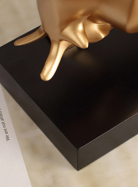 轻奢抽象公牛摆件艺术品奋斗牛雕塑客厅办公室桌面装饰品华尔街牛