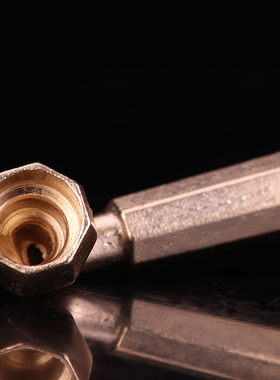 老太太烟枪黑妈妈手拿铜合金法器