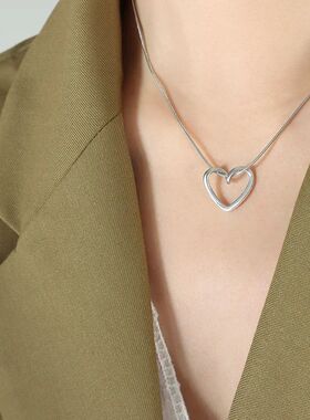 Simple Hollow Heart Pendant Necklace for Women, Elegant Clav