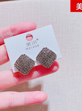 美讯饰品新款轻奢灰色锆石几何方块耳钉银针精致高级感气质耳环