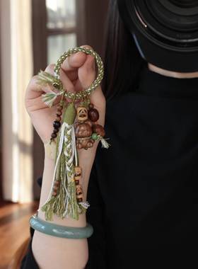 原创绿檀暴力熊包挂搭配橄榄核小囧驼骨表情牌挂件包挂钥匙扣