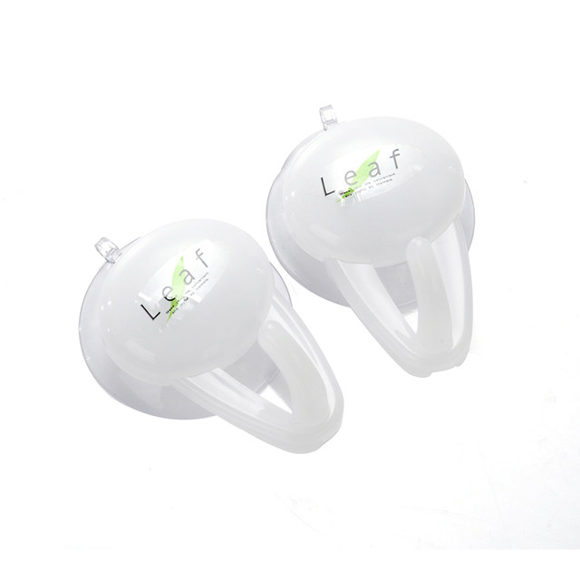 2 packs of hooks, 2 packs of small hooks and strong suction cups