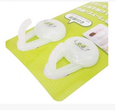 2 packs of hooks, 2 packs of small hooks and strong suction cups