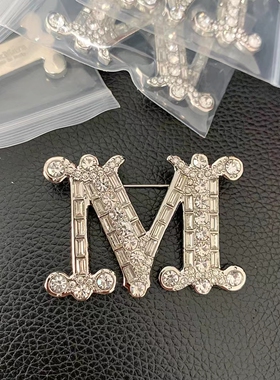 胸针女高级感奢华大衣气质胸花小香别针设计感小众高版本M型 字母