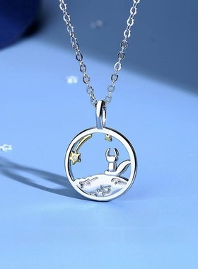 小狐狸图案雕刻于银色小吊牌项链线条利落雕刻生动边缘打磨光滑