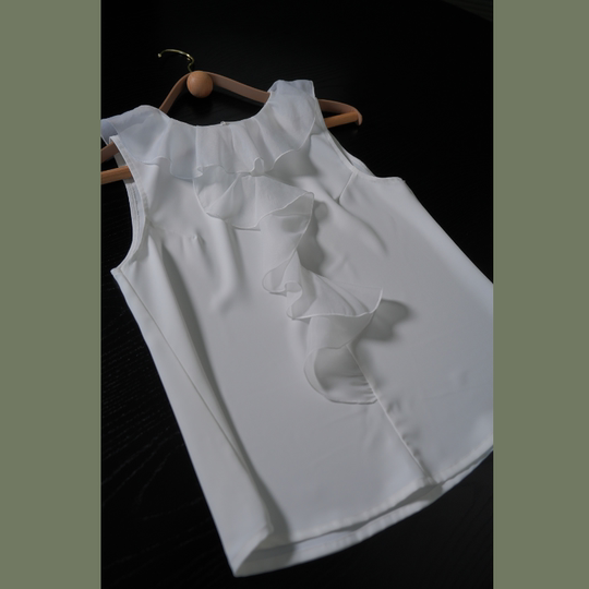 不经意间的矜持微甜清新荷叶边高级感轻柔飘逸荷叶边无袖上衣内搭