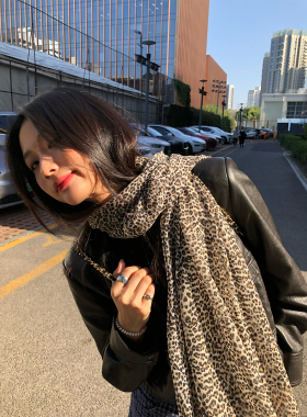 落落狷介豹纹仿真丝围巾女
