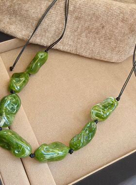 绿色长款皮绳毛衣链高级感