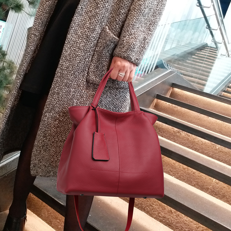 水桶包女2025新款真皮女包酒红色手提包大容量包包单肩斜挎妈妈包 - 图0