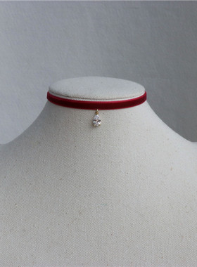 秋冬丝绒细酒红颈带水滴吊坠项圈