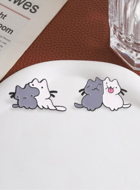 可爱猫咪咬一口金属徽章胸针饰品