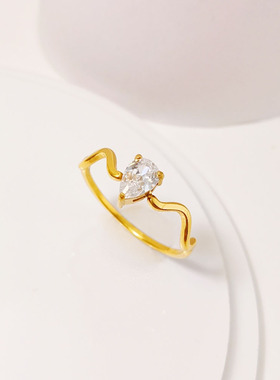 新款日韩轻奢时尚OL水滴镶钻戒指女几何波浪弯曲钛钢指环通勤百搭