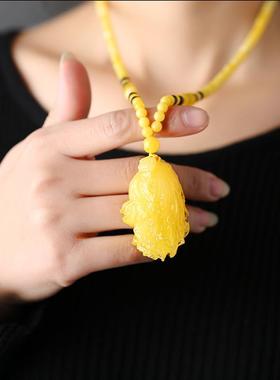 本命年老蜜蜡鸡油黄白菜吊坠水滴无事牌琥珀吊坠毛衣链礼物