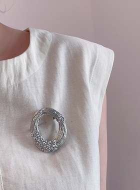 椭圆线条缠绕胸针女高级感简约珍珠镶嵌西服别针防走光胸花配饰品