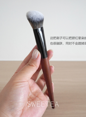 坡面腮红刷自然晕染清透不结块亲肤腮红膏刷握感舒适专业化妆刷