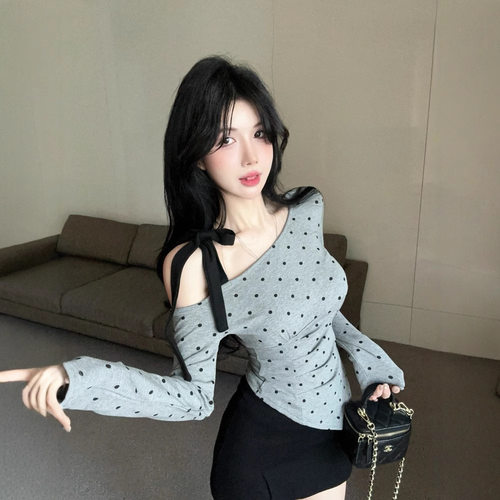 纯欲辣妹设计感灰色波点露肩T恤女秋不规则打底别致斜肩长袖上衣 - 图1