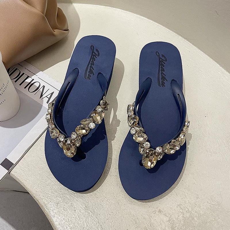 Летние шлепанцы, шлепанцы-слани, сандалии