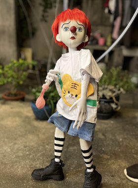 提线木偶人吹气球的少年创意表演