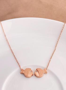 夹钻双鱼亲嘴鱼钛钢项链不掉色