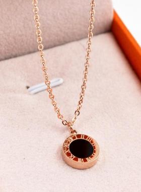 黑白双面罗马数字圆牌玫瑰金项链