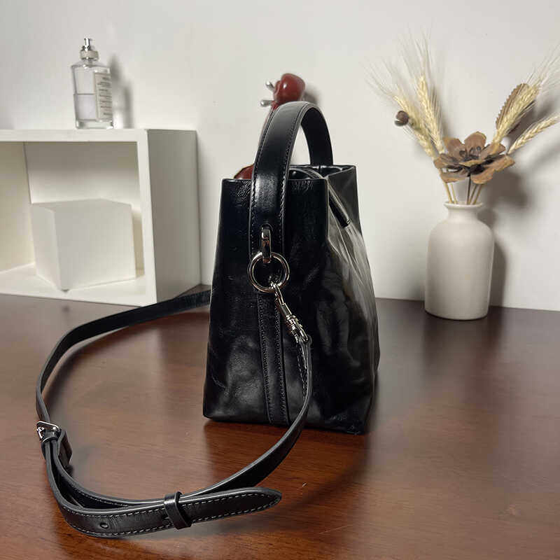 头层植鞣牛皮复古高级感水桶包包2025新款女单肩斜挎包今年流行包,淘宝优惠券,粉丝福利购,淘宝优惠卷