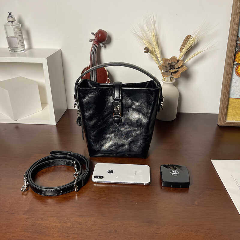 头层植鞣牛皮复古高级感水桶包包2025新款女单肩斜挎包今年流行包,淘宝优惠券,粉丝福利购,淘宝优惠卷