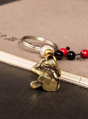 2022年生肖属蛇佩戴瑞献桃吉祥物