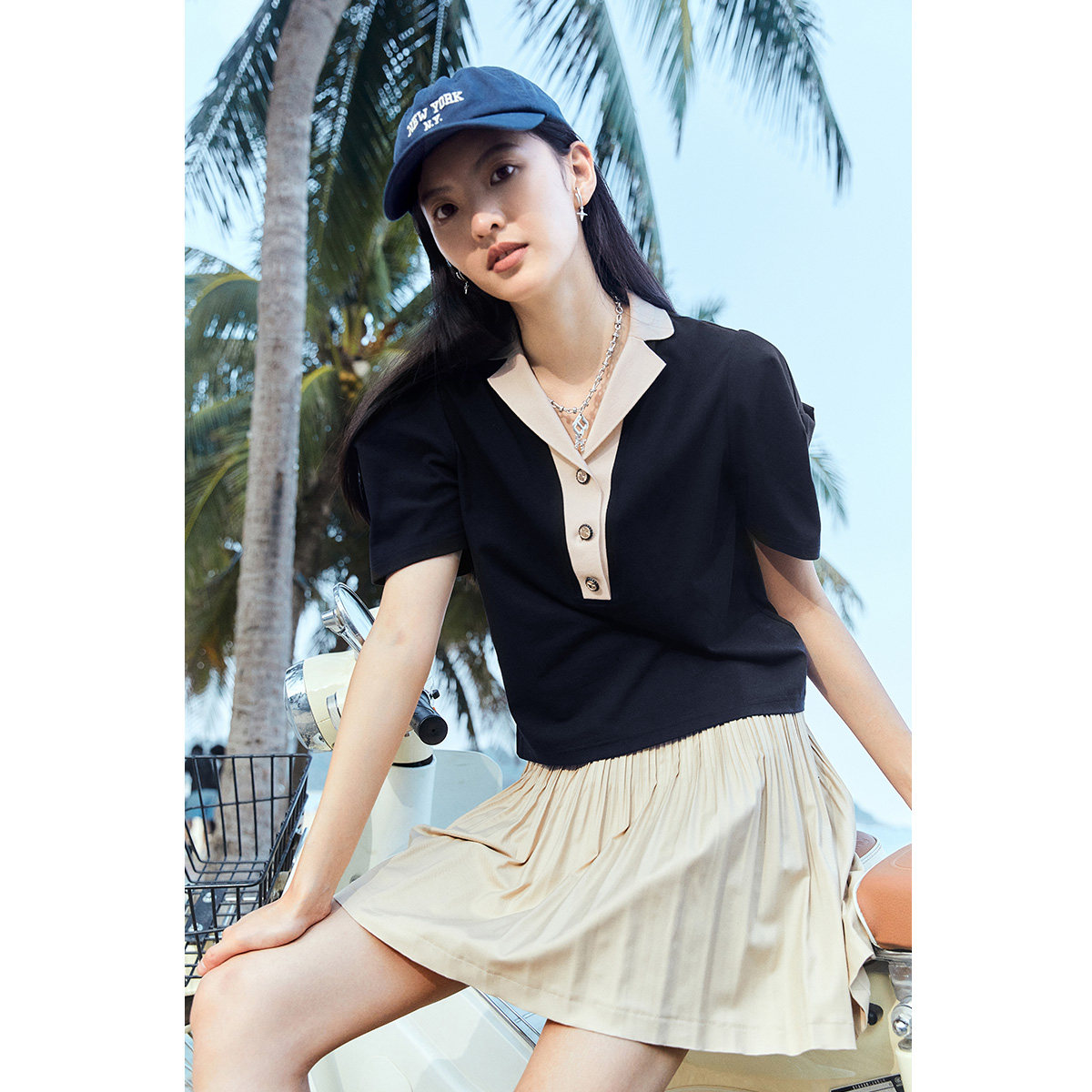 太平鸟v领海军风短款夏季2022新款 太平鸟喜之乐T恤