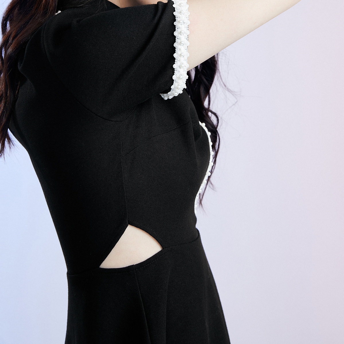 太平鸟小黑裙翻领短袖收腰连衣裙 太平鸟连衣裙