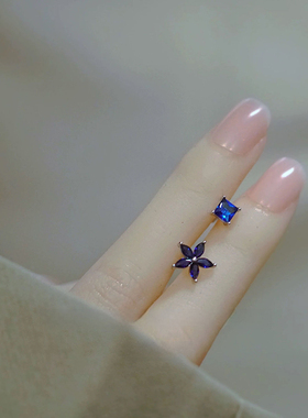 S925纯银花朵蓝锆石耳钉不对称