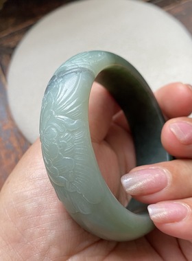 宽版雕花手镯和田玉青翠色