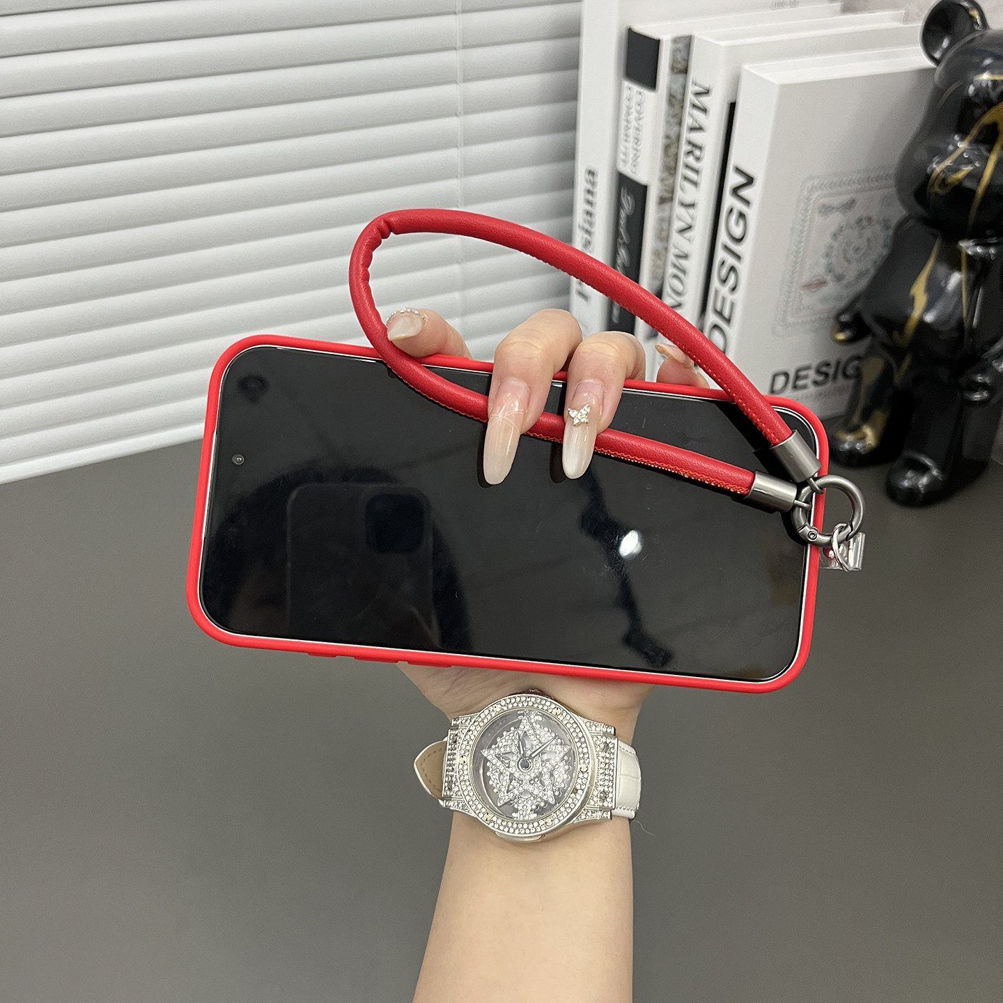 三只鱼【个性荔枝皮纹瑞红色手提绳】适用苹果17/16/15promax手机壳新款ipone镜头膜商务防摔全包保护套男女,淘宝优惠券,粉丝福利购,淘宝优惠卷