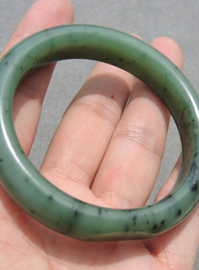 重磅方言和田玉精品推荐罕见玛纳斯碧玉籽料两处留毛孔55mm手镯S