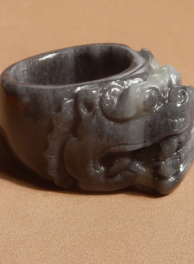 方言品牌和田玉新疆老坑料聚墨意境青花籽料卡20mm兽面戒指扳指R5