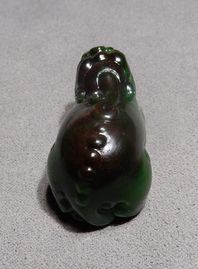 方言品牌和田玉收藏级俄罗斯老料红皮阳绿色无结构碧玉貔貅吊坠h2