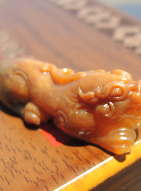 红沁皮原生黄玉籽料挂件貔貅吊坠