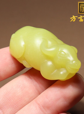 方言鸡油黄玉巧雕生肖牛吊坠