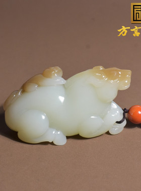 且末料糖白玉俏雕马上封侯手把件